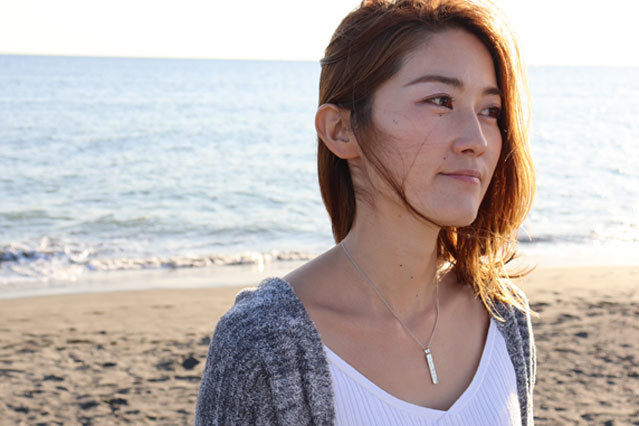 マイレプレートを着用する女性