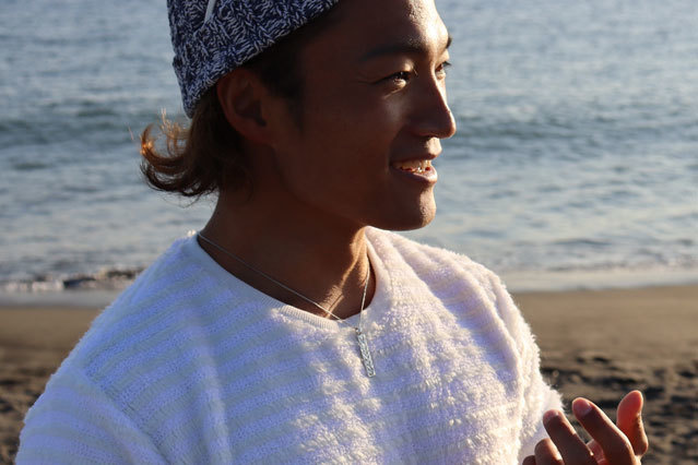 マイレプレートを着用する男