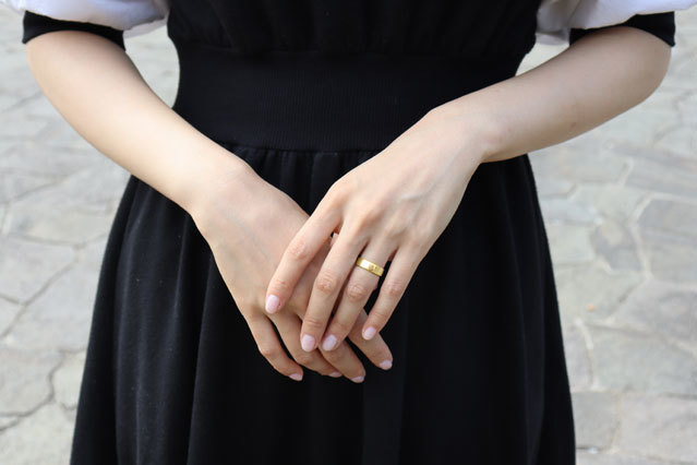スズランリングを着用する女性