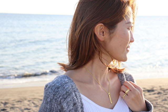 マイレプレートを着用する女性