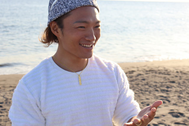 マイレプレートを着用する男