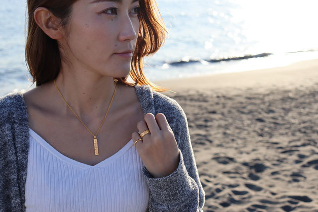 マイレプレートを着用する女性