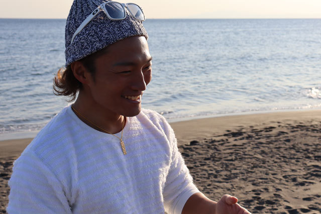 マイレプレートを着用する男