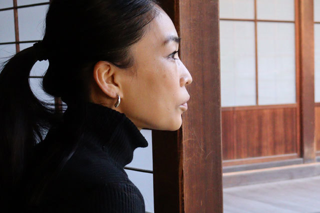 種ピアスを着用する女性