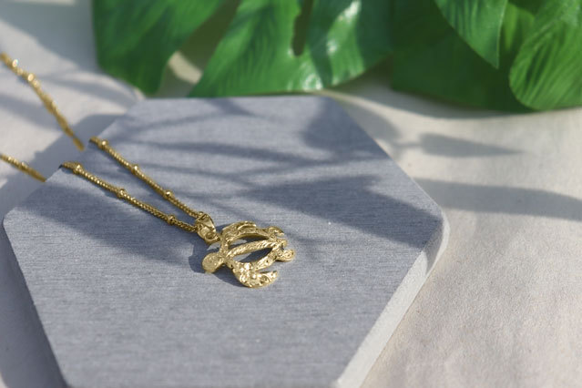 ホヌネックレス